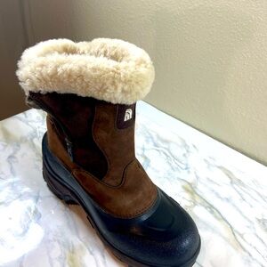 North Face Women’s winter boots size 7. Waterproof, Primaloft.